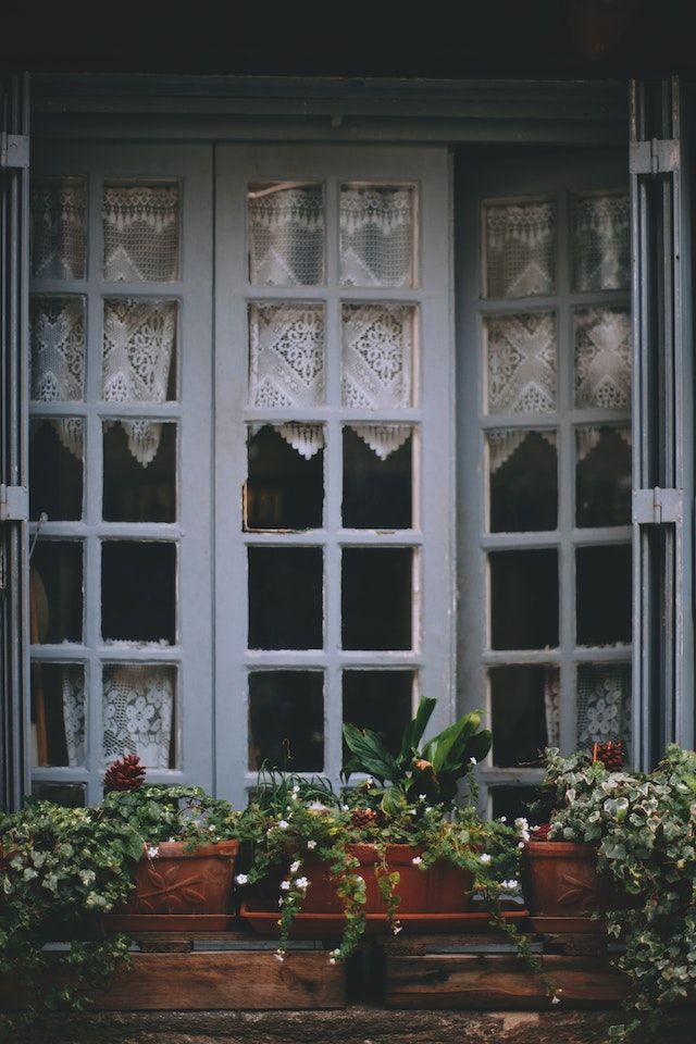 dekoracja okna w stylu rustykalnym