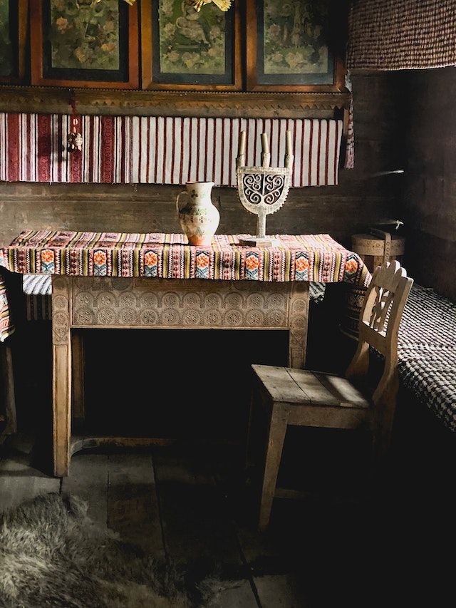 rustykalny stół i krzesło z drewna
