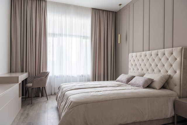 sypialnia glamour łóżko beżowe tapicerowane